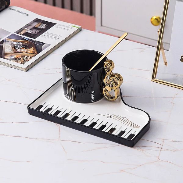 Piano criativo nórdico Chave de café em cerâmica preto e branco com colher caneca requintada Cappuccino Tarde Tea Water 240426