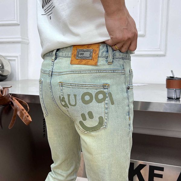 Jeans de jeans masculino 2024 New Spring e Summer Trendy Marca lavada cor clara Slim Fit Fit Fit Fit Print