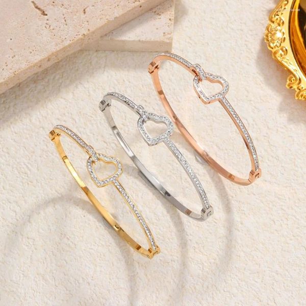 Armreifen romantische herzförmige Luxuskristall-Eingelegene Frauen schmale Armbänder Edelstahl Gold-plattierte Accessoires für Ihre Freundin