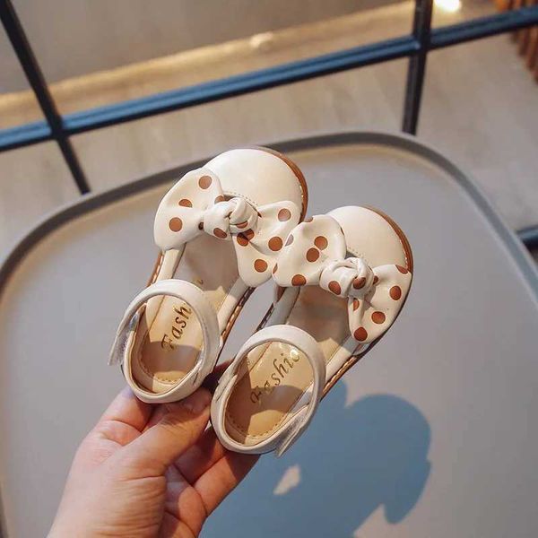 Flat Shouse Girls Leverse Shoes 2024 Spring New Sweet Princess Удобная мягкая дна детские детские детские сандалии в горошек H240504