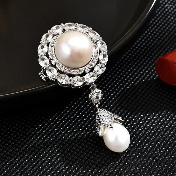 Broschen Big Pearl Brosche für Frauen Retro -Metallanhänger Temperament Temperament Kragen Pin Corsage Party Strass Schmuckzubehör