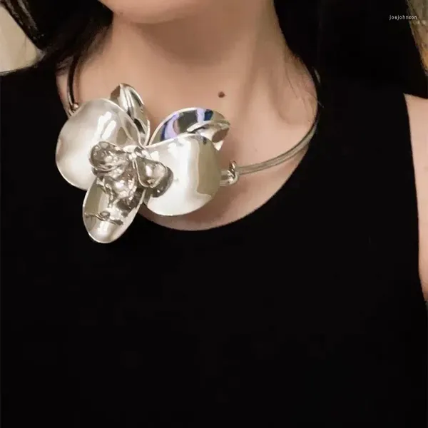 Brincos de colar Definir colar de orquídea tridimensional de metal para o nicho de nicho feminino, com cinta de pescoço, acessório personalizado