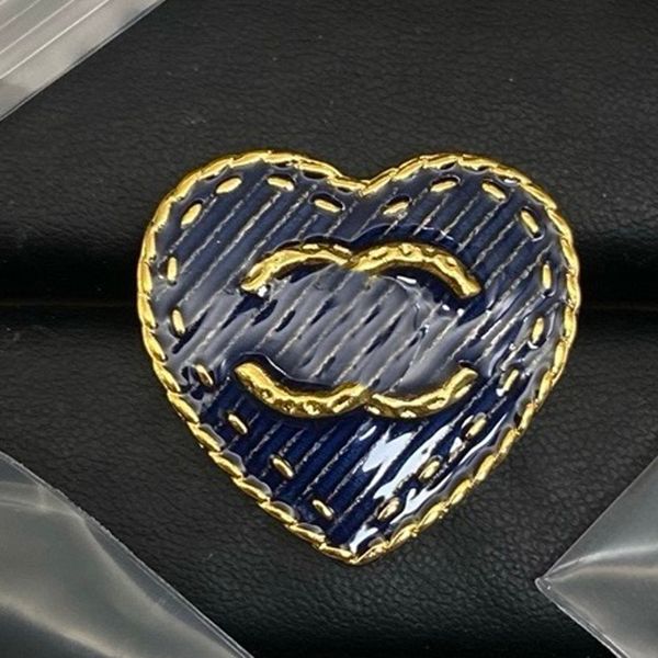 Denim Blue Heart Broschen Designerstifte Broschen Brandbrief Pin hochqualitativ Männer Damen Broschen Anzug Pin Hochzeitsfeier Juwelier Zubehör Geschenke