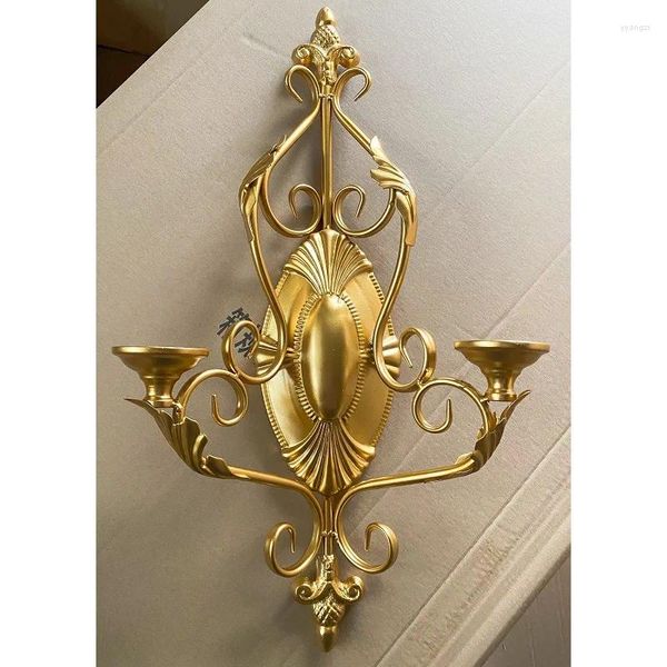 Titulares de vela Golden Divine Lâmpada Ferro de Ironwork Candkestick American Retro 3D Padrão de luxo Decorações penduradas Home Metal Handicraft Pingents