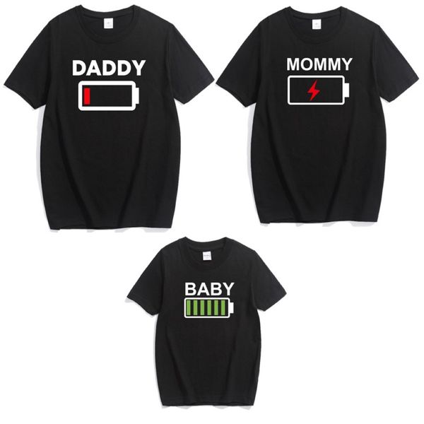 Familienübergreifende Kleider-Look-Outfits lustige Batterie Papa Mama Mädchen T-Shirt für Daddy Mommy Me Baby Boy 200u