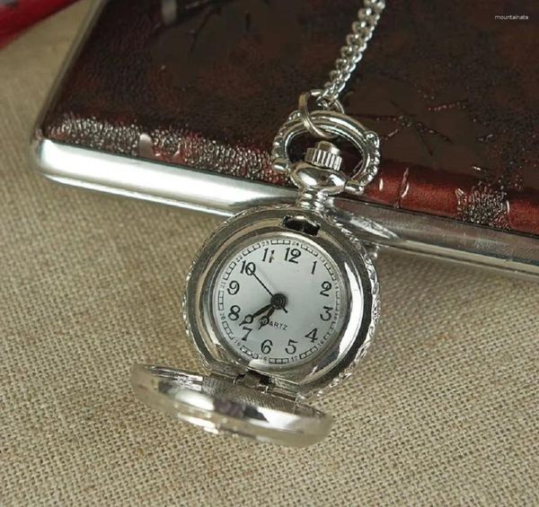 Pocket Watches Vintage Women Quartz Watch Alloy Openable Hollow Flowers Lady Girl Sweater Chain Chain Cingled Clock Gifts