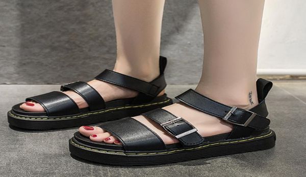 Frauen Plattform Sandalen neue weiße schwarze flache Ferse Solid Color Schnalle Sandalen Gladiator 2020 Outdoor Beach Chunky Woman Schuhe 10105855036