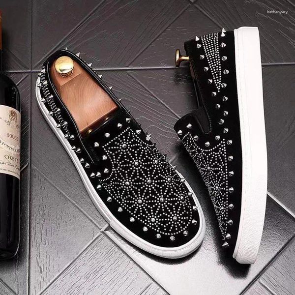 Erkekler için Sıradan Ayakkabı Deri Moda Perçin Rhinestone Düz Skate Street Serin Slip-On Spor Sakızları