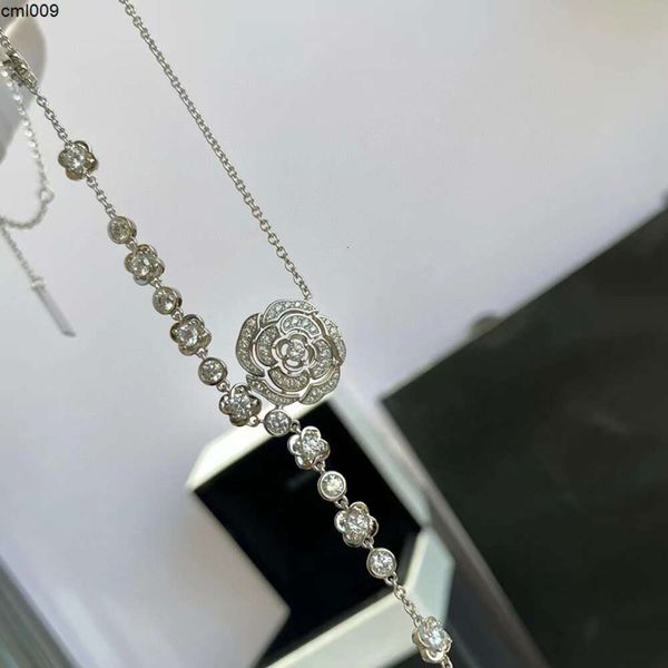 Französischer Schmuck Designer klassischer Sterling Silber Halskette Luxuriöses ausgehöhlter Kamellien Quasten eingelegtes Strass -Strass Frauen Charme Halsketten Schwester Geschenk