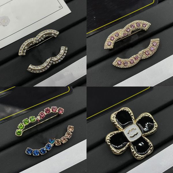 Luxusdesigner Pin Frauen Titanium Stahlbrief Broschen Kristall Strass Schmuck Brosche Pin Männer heiraten Hochzeitsfeier -Stoffzubehör