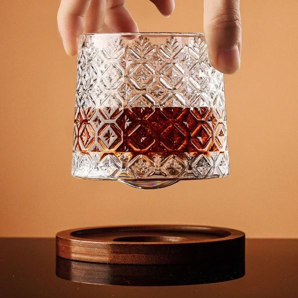 Copo de vidro de uísque giratório retro com montanha -russa de bambu girando o estresse de alívio de estresse e vinhos agradáveis ​​xícaras de barra de bebida em casa 240430