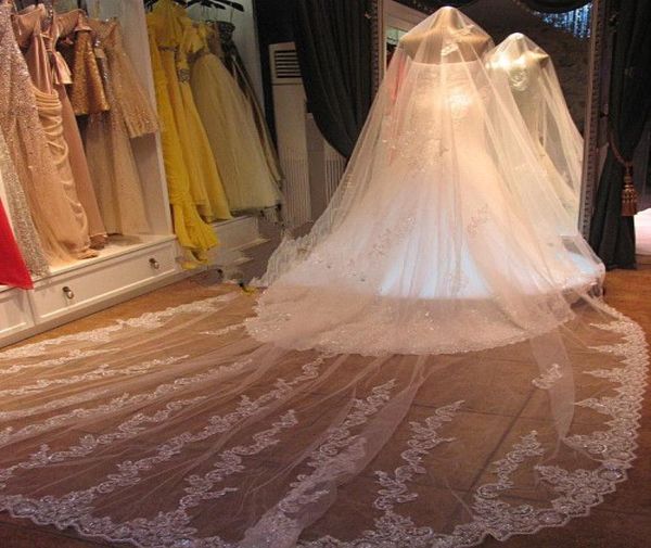 Nuovo stile Elegante pizzo bianco in pizzo lungo velo da sposa con paillettes in rilievo elegante SHINE2662194 elegante di alta qualità