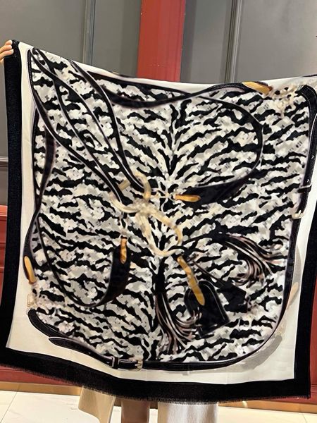 Brand Cashmere Shawl Luxury caldo Scarf Designer L Letter Pattern Tiger Brillerà la pelle con la catena metallica Padlock Paris 110x200cm