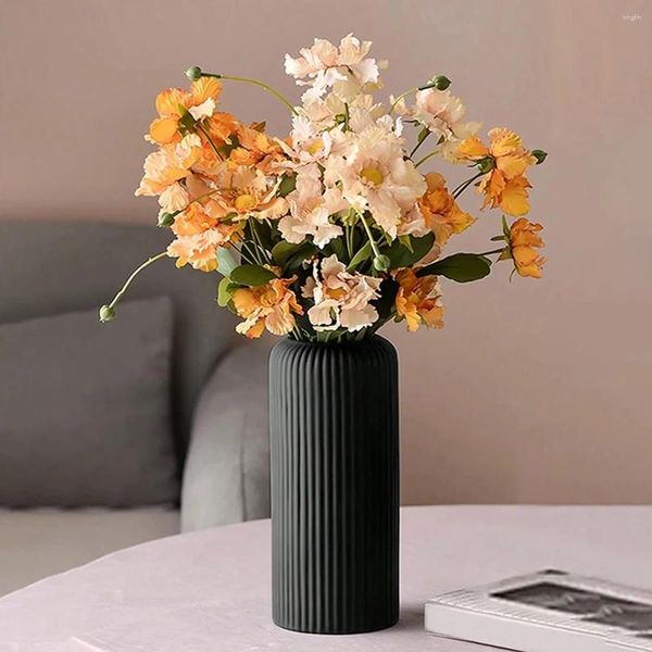 Vasi di plastica a strisce simili a ceramica per fiori disposto floreale decorativo mostra un piccolo fiore creativo