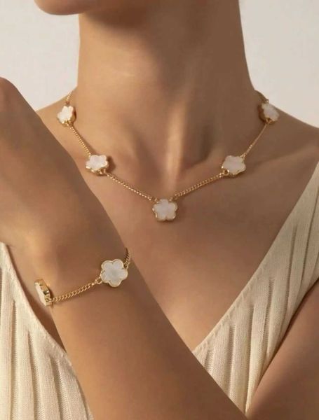 Set di gioielli da sposa Nuovo design bianco Vendita a caldo pianta singola a cinque foglie Collana Bracciale Flower Set Womens Temperament Clover H240504