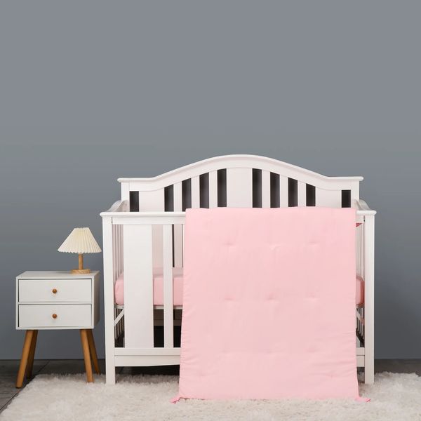 3 PCs Baby Kinderbettset rosa Farbe Fest für Mädchen einschließlich Quilt Crib Sheet Crib Rock Bett Set Kindergarten Set 240429