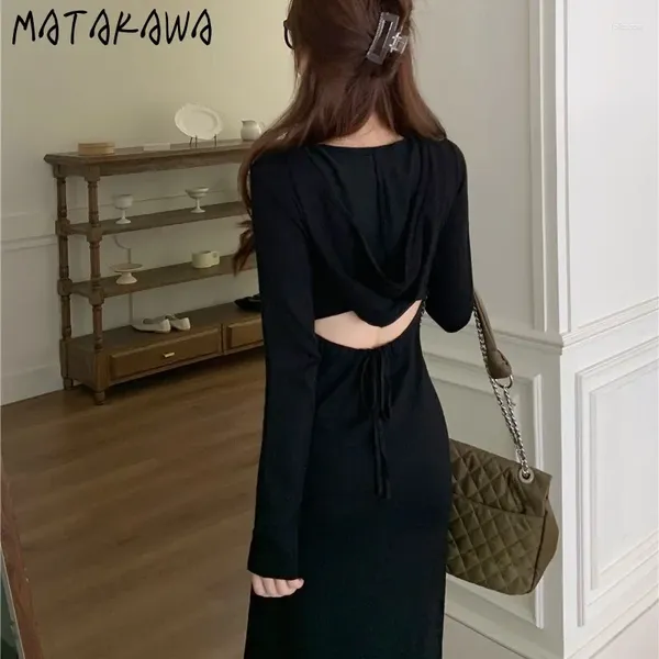 Повседневные платья Matakawa Back Hollow Out Женщины Сплошные зимние зимние капюшоны Vestidos Mujer Korean Fashion Vintage Sexy Long Dress