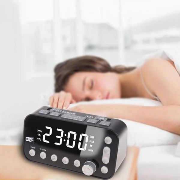 Relógios Alarme digital de cabeceira de cabeceira decorações de aparelhos pequenos de eletrodomésticos Relógio LED com relógio de rádio USB DAB/FM duplo