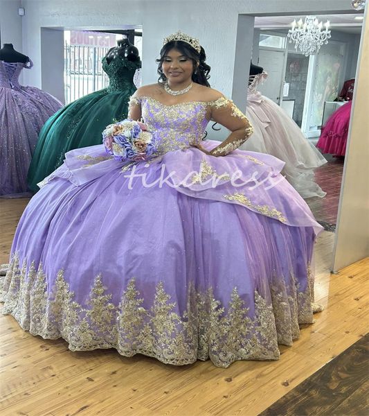 Lilac Plus Size Puffy Quinceanera Kleider 2024 Elegante Langarmgoldspitze Sweet 16 Kleider Lange Zug Prinzessin Stufe fünfzehn Prom -Party -Kleider Vestidos de xv 15 Anos