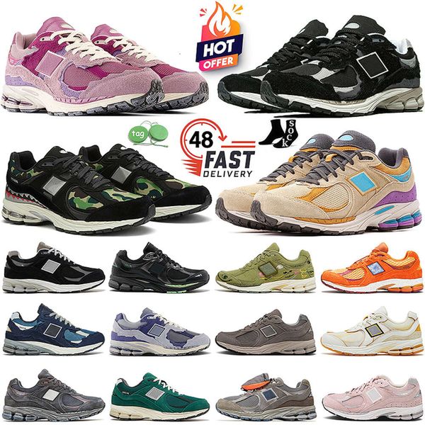 Sneakers designer Scarpe da corsa Men Donne 2002r Pacchetto di protezione Phantom Rosa escursioni traspirabili Nuova moda 20 02R Allenatori sportivi all'aperto piatto