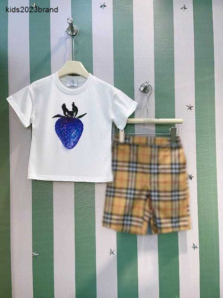 Новые детские спортивные костюмы Summer Boys Set Kids Designer Размер одежды 100-160 см. Синий клубничный рисунок футболка для печати и джинсовые шорты 24 апреля