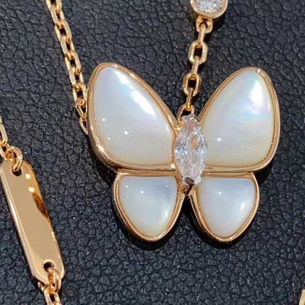 Designer Fashion High Version High Van Clover Butterfly White Fritillaria Necklace for Women 18k Rose Gold Gold Full Diamond Ciondolo con catena di colletti con logo gioiello