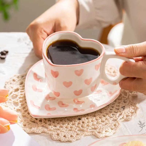 Tumblers novidade pintada à mão Love caneca criativa coração manuseio de água xícara de cerâmica leite de cerâmica adorável rosa café café da manhã copo h240506