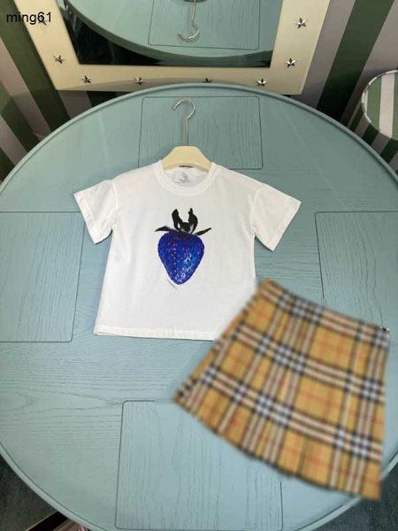 Marke Girls Kleid Anzüge Baby Tracksanzuiten Sommer Kids Designer Kleidung Größe 100-160 cm Blau Erdbeermuster Print T-Shirt und Rock 24APRIL