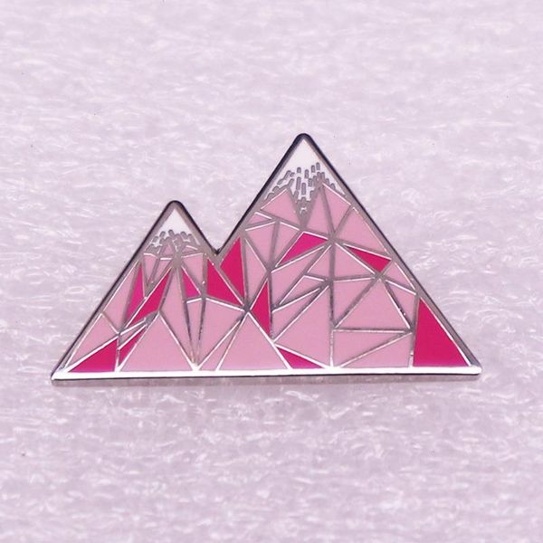 Pink Snow Mountain Badge Natural Landscape Badge süße Anime -Filme Spiele Harte Emaille Stifte Sammeln Sie Metall Cartoon Brosche