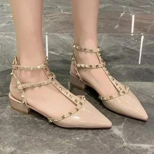 Sapatos de sandálias para mulheres 2024 Moda Slingbacks Buckle feminino Spring Point dedo rebite raso de vestido sexy salto baixo salto baixo