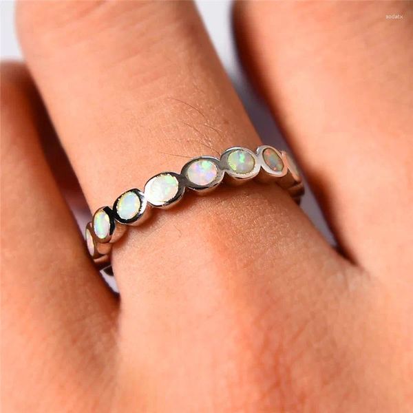 Anelli a grappolo femmina di lusso White Round Fire Opal Stone Engagement Ring Trendy Silver Color Wedding Gioielli Regalo per donne