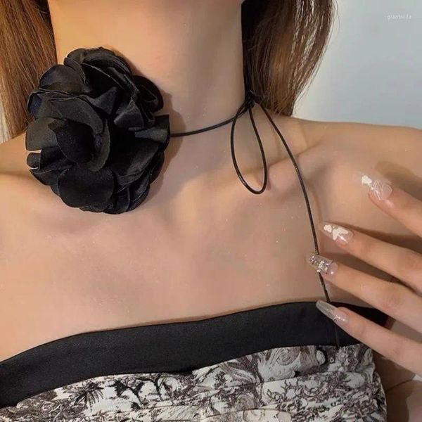 Catene 2024 Fashion Black White Romantico Collana di girocollo di fiori per donne Delicate Reghite di gioielli con il collo femminile esagerato