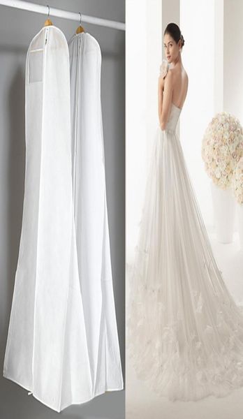 Очень большое одеяло для свадебного платья с длинным защитником одежды для свадебного платья.
