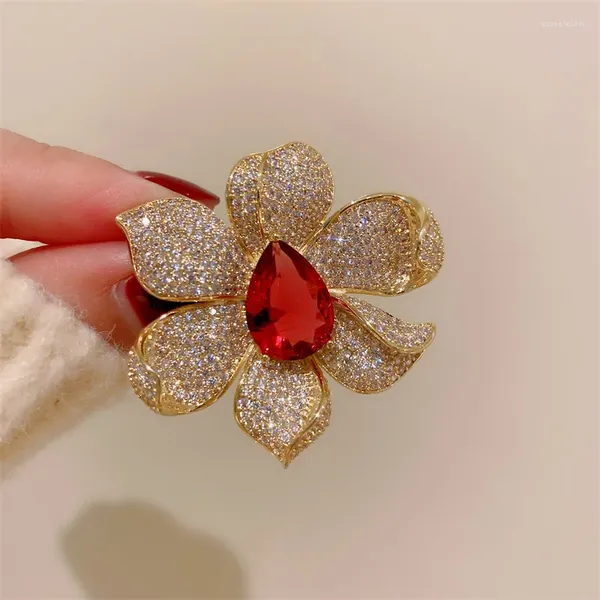 Kadınlar İçin Broşlar Gömlek Pimi Kırmızı Çiçek Süsleri Lüks Sweater Hardigan Klip Zinciri Brooche Fine Jewelry Drop