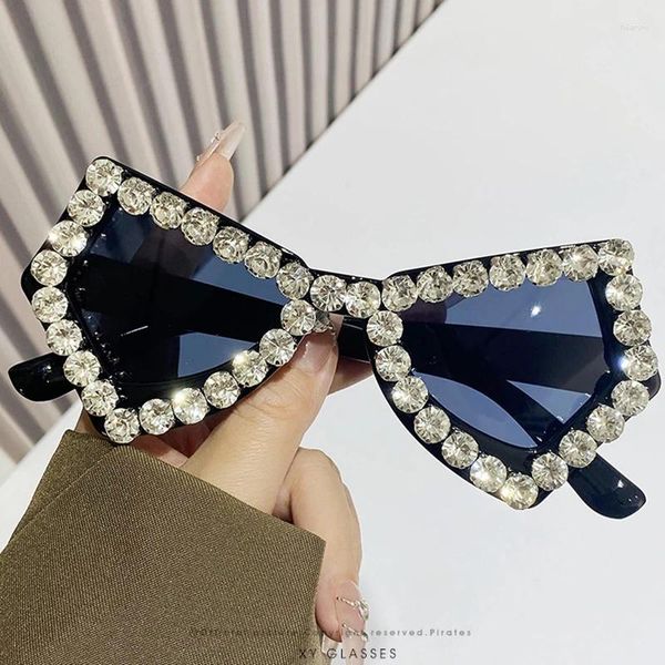 Óculos de sol Y2K Butterfly Diamond Women for Men 2024 Vintage Sun Glasses Designer Punk Crystal Pink Shades
