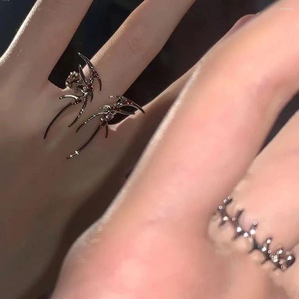 Küme halkaları modaya uygun kelebek koyu havalı kız açılış yüzüğü kadınlar için kırmızı zirkon sıvı metal mızraklı işaret parmak partisi mücevher hediyeleri 2024