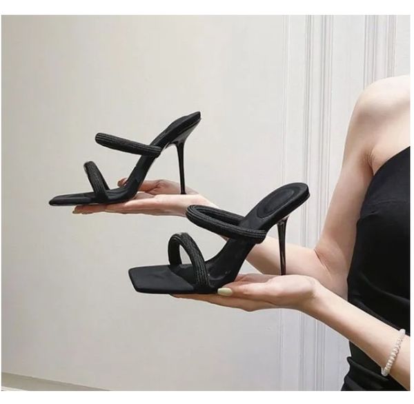 2024 Luxo A Wang Wang Black High Salpistas e sandálias Mulheres Novas Bottão macio estiletto salto alto salto gato sandálias de férias de banquetes