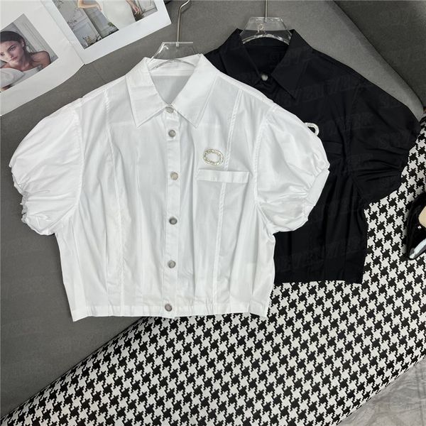 Camisas cortadas para mulheres camisetas com designer de broche Blusa de manga curta Tops de verão Branco preto Roupa de camisa