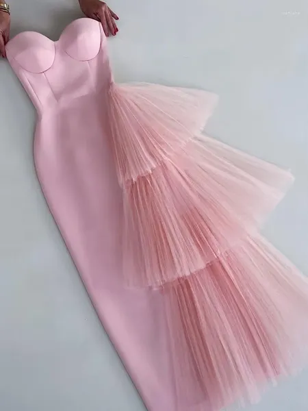 Lässige Kleider rosa Farbe Frauen trägerlos sexy Rüschen Bodyocn mittelkalisch Kleid Rayon Bandage Feiern Sie Geburtstagsfeier Großhandel