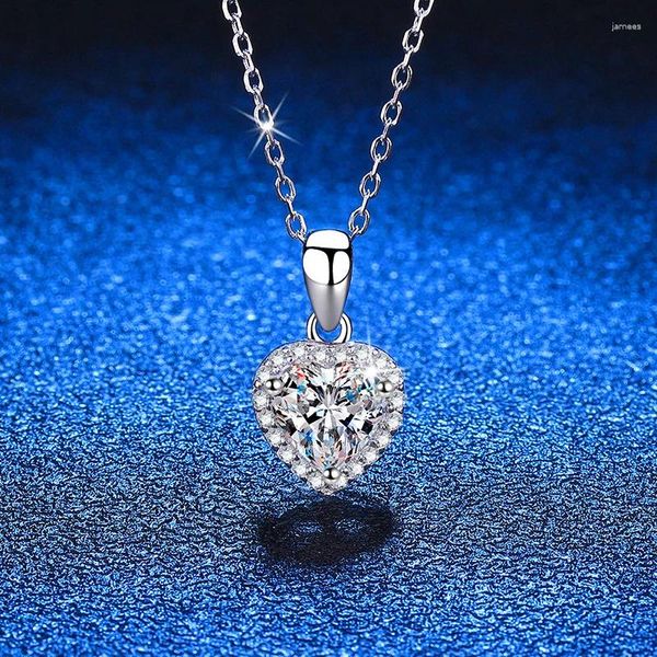 Цепочки женщины нежнее сверкающего сердца 1ct Moissanite Подвесное ожерелье 925 Серебряное серебряное лаборатория алмаз