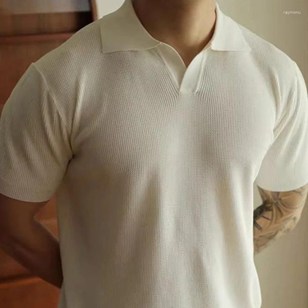 Camisa polo de decote em V para pólo de chegada masculina com design fresco e t-shirt de cores de manga curta de malha para a primavera do verão da primavera