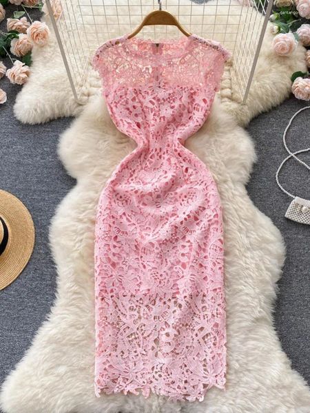 Lässige Kleider koreanische Mode Frauen rosa Spitzenkleid 2024 Sommer O-gar ärmelloser Hohlloch Slim Midi Party Bodycon Elegante Kleidung