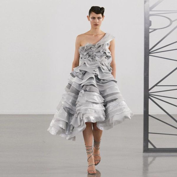 Lässige Kleider einzigartige Grau-Silver-Mischung Farbe Asymmetrische Frauen Maxi eine Schulter Organza Mid Cal-Abschlussballkleider glänzendes weibliches Kleid