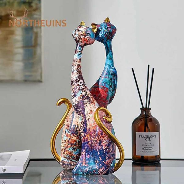 Oggetti decorativi Figurine Northeuins Resina dipinta di graffiti amanti Cat Figurine coppia Ornamenti per animali Europei Interiori Interiori Decorazioni della camera da letto T24