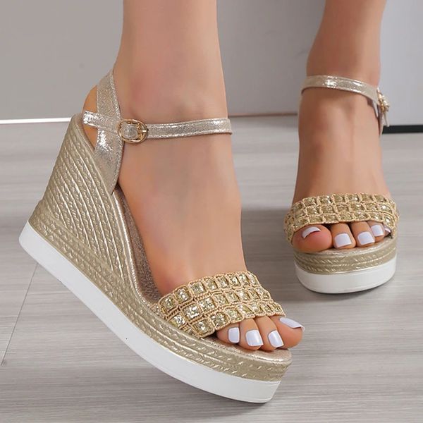 Sandali a cuneo flash d'argento oro fibbia per donne sandali corti e grassi sandali estivi sandali di suola spessa 240425