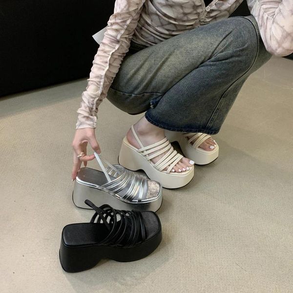 Sandálias em forma de cunha de prata para sapatos de plataforma feminina com tiras pretas saltos altos verão de espessura