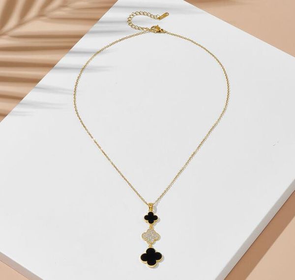 Jóias de designer de vendas quente preto branco de quatro folhas de quatro folhas fêmeas Chain Clavicle Chain pendente de luz de ouro clássico Golden Gome Lady Jewelry Gifts