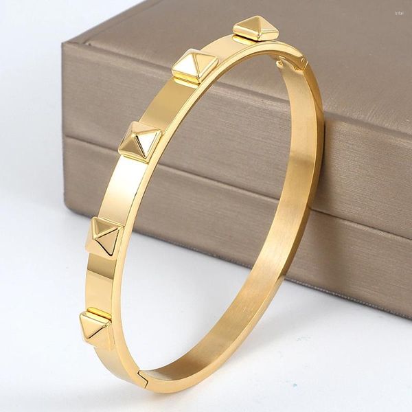 Pulseira de aço inoxidável Bracelete de rebite de 6 mm de 6 mm 5 Pirâmide Charms coloridos de ouro para mulheres Presente de jóias de moda