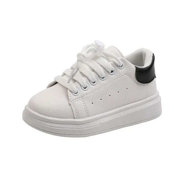 Tênis 2023 Spring Novo Childrens Fashion Soft White Boys Sports Sapatos de estilo coreano Lace Lace