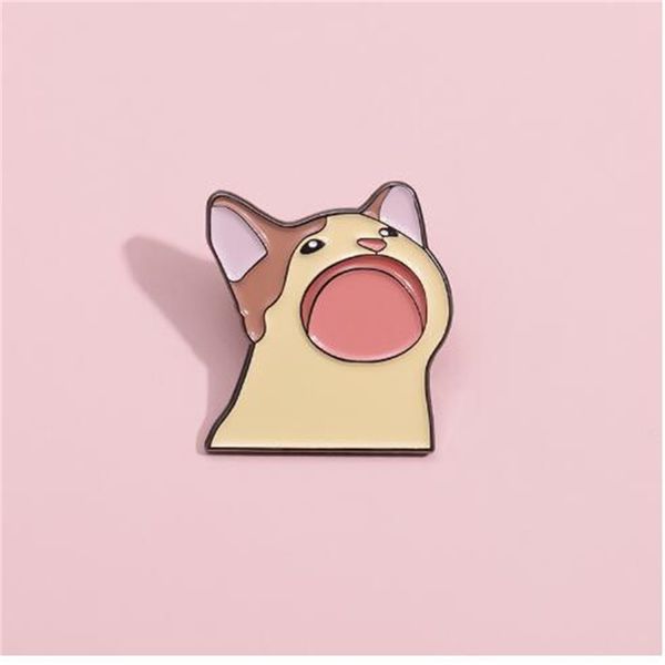 Pin de esmalte de gato de desenho animado divertido gato de peito aberto pino de giro emblema emblema fofo animal kawaii jóias para crianças ab240